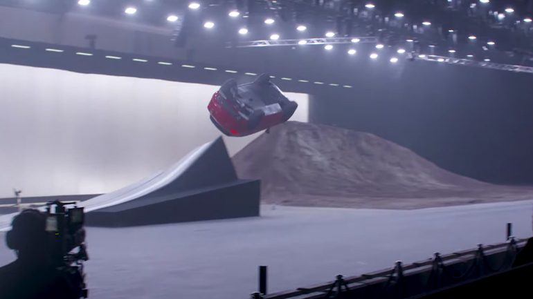 Δείτε το παρασκήνιο από το απίστευτο ακροβατικό με… κωλοτούμπα της Jaguar E-Pace